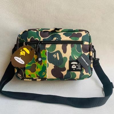 BAPE A BATHING APE ショルダーバッグ 迷彩 ノベルティ カラビナ
