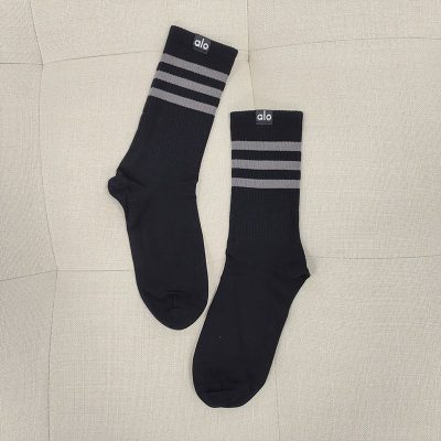 Alo Yoga アロー ヨガ 靴下 スポーツソックス シンプル デザイン 快適 フィットネス アクセサリー 日常使い おしゃれ ホワイト ブラック ブラウン
