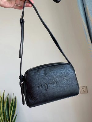 新品 アニエスベー ショルダーバッグ エンボスロゴ レザー ブラック ホワイト
